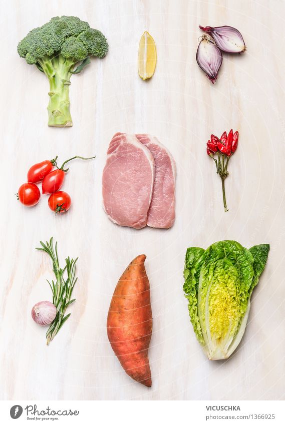 Schweinesteak und frisches Gemüse und Zutaten Lebensmittel Fleisch Salat Salatbeilage Kräuter & Gewürze Ernährung Mittagessen Abendessen Festessen Bioprodukte