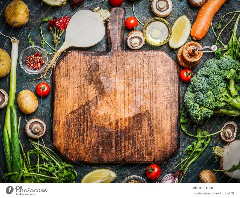 Frisches Gemüse und Zutaten fürs Kochen um Schneidebrett Lebensmittel Salat Salatbeilage Kräuter & Gewürze Öl Ernährung Mittagessen Abendessen Bioprodukte