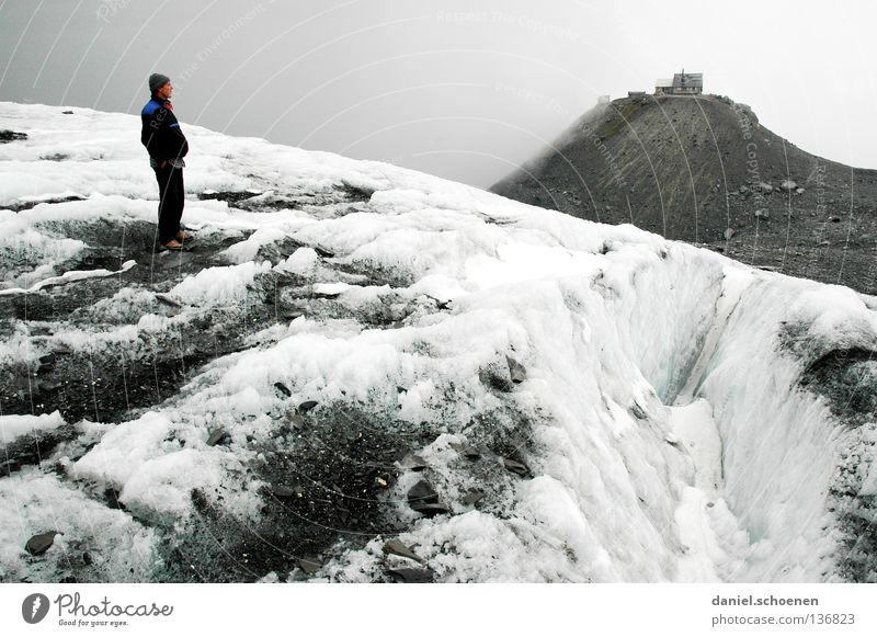 über`n Gletscher Wolken Gipfel aufsteigen dramatisch schwarz weiß Schweiz Berner Oberland wandern Gegenlicht Bergsteigen gefährlich Freizeit & Hobby Ausdauer
