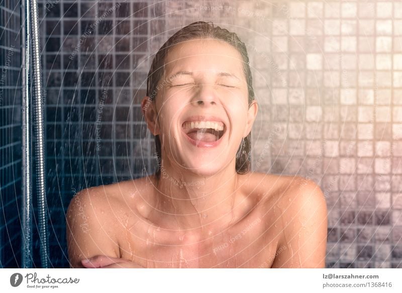 Glückliche bloße junge Frau, die Dusche nimmt Lifestyle Gesicht Erholung Bad Erwachsene Mund 1 Mensch 30-45 Jahre brünett lachen schreien nackt nass natürlich