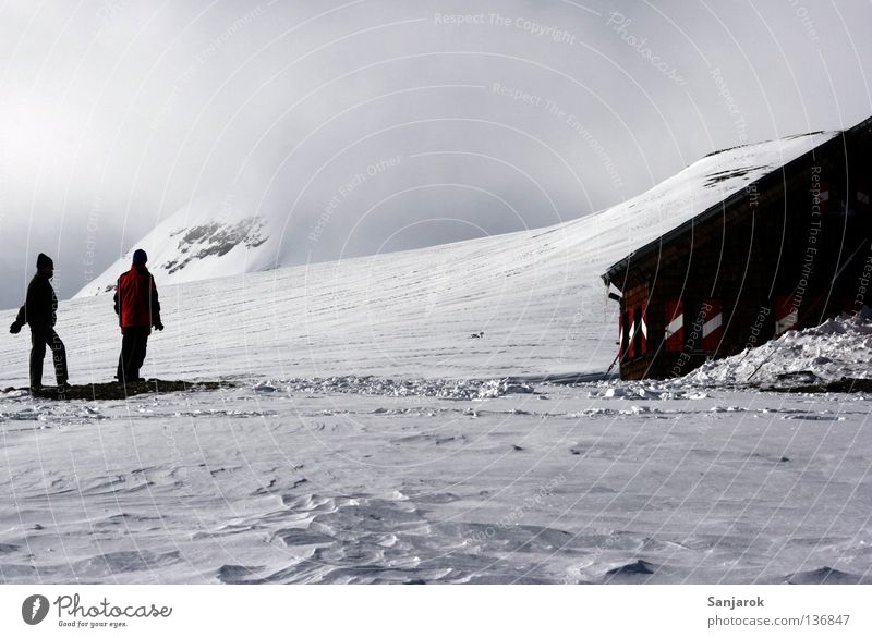 Wir haben es geschafft! Berghütte weiß wandern Erreichen kalt Haus Hochgebirge Rettung retten Schneeberg Winter Skitour Einsamkeit abgelegen extrem