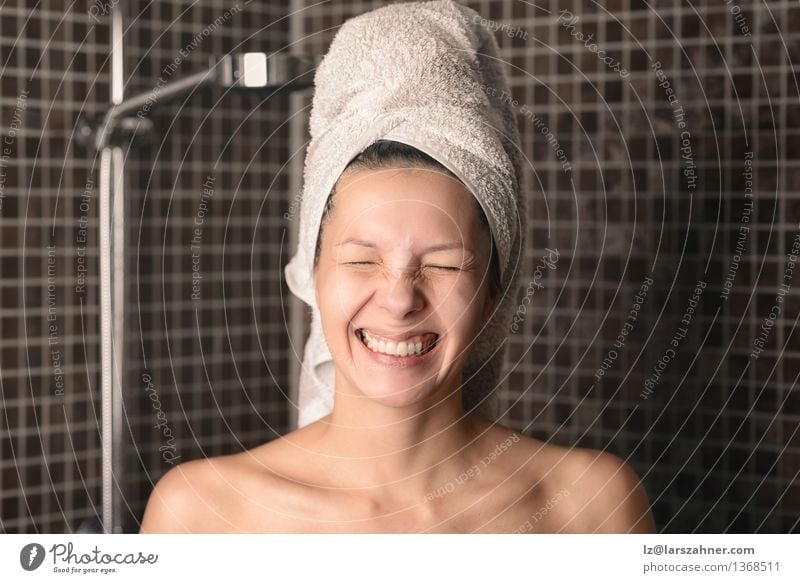Spielerische boshafte Frau mit dem nassen Haar in einem Tuch Körper Haut Gesicht Behandlung Spa Bad Erwachsene 1 Mensch 30-45 Jahre Natur Behaarung Lächeln dünn