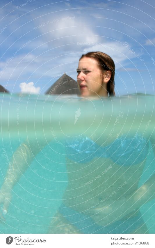 TRANSFORMER Split Lichtbrechung Frau Malediven Ferien & Urlaub & Reisen Sommer tauchen Schnorcheln Bikini unten Strand Indien Meer Wasseroberfläche Asien size