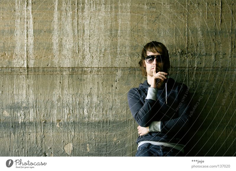pssst. Selbstportrait Mann Sonnenbrille Pornographie Brille ruhig Wand alt Beton anlehnen dreckig baufällig massiv Streifen laut Krach nerven Lautstärke
