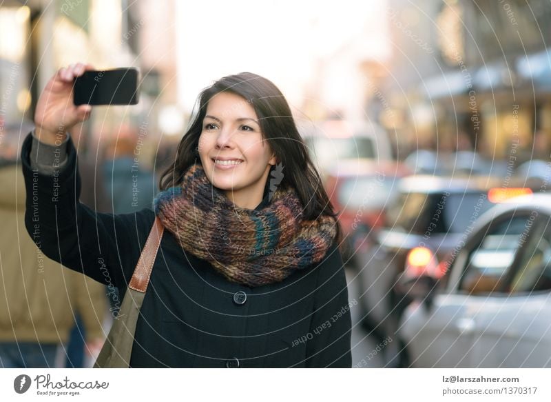 Stilvolle Frau, die Selfie an der Stadt-Straße nimmt Lifestyle Freude Glück Gesicht Ferien & Urlaub & Reisen Tourismus Winter Telefon Handy PDA Fotokamera