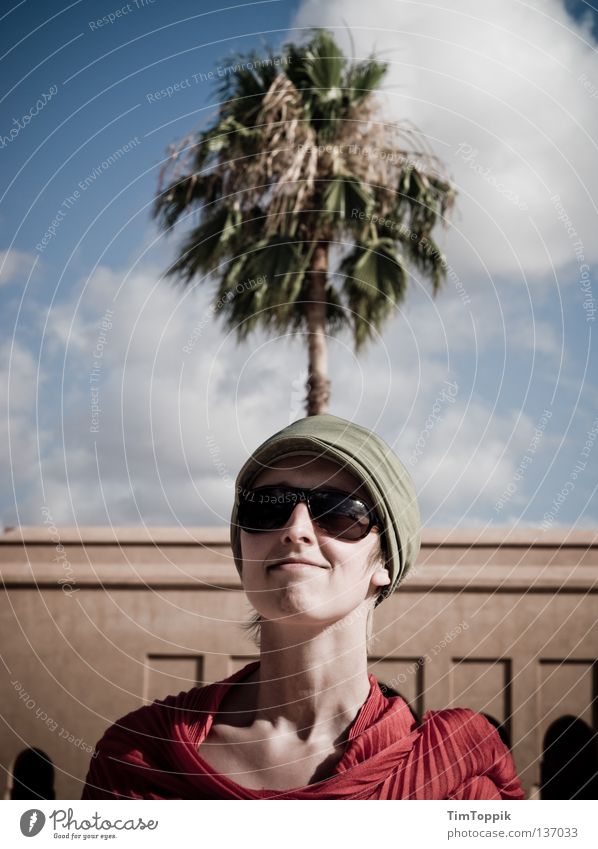 My Palm Lady Frau Brille Sonnenbrille Halstuch Baseballmütze Mütze Kopfbedeckung selbstbewußt herausfordernd Freude Fröhlichkeit lustig Wolken Palme Baum