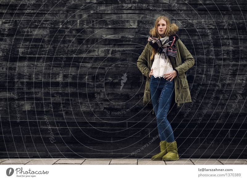 Frau in der Winter-Ausstattung in der vorderen alten grauen Wand Stil Körper Mädchen Erwachsene 1 Mensch 13-18 Jahre Jugendliche Herbst Mode Jeanshose Jacke