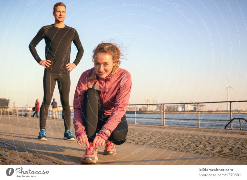 Sportliches aktives Paar auf einer Strandpromenade Lifestyle Joggen Arbeit & Erwerbstätigkeit maskulin feminin Frau Erwachsene Mann 2 Mensch 18-30 Jahre
