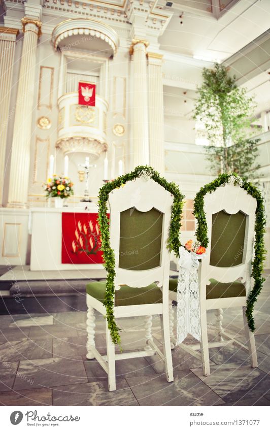Es ist angerichtet! Innenarchitektur Dekoration & Verzierung Stuhl Feste & Feiern Hochzeit Paar Kirche grün weiß Zusammensein Verliebtheit Treue standhaft