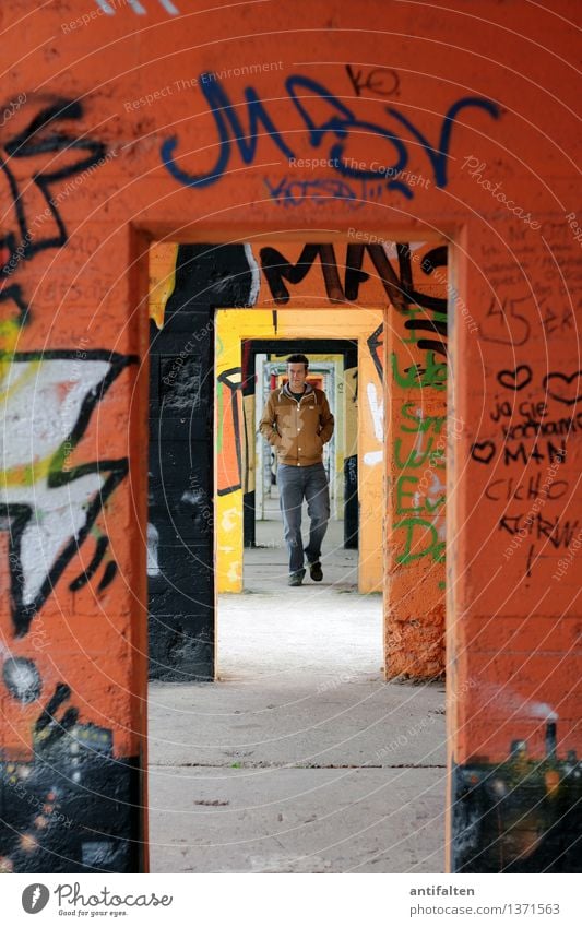 Durchgang Lifestyle Freizeit & Hobby Graffiti maskulin Mann Erwachsene Partner Leben Körper 1 Mensch 30-45 Jahre Kunst Jugendkultur Subkultur Duisburg Mauer