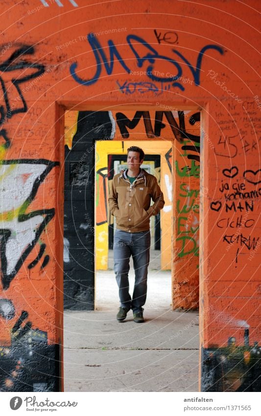 Läuft nicht richtig rund Design Ausflug maskulin Mann Erwachsene Partner Leben Körper Beine Fuß 1 Mensch 30-45 Jahre Graffiti sprühen Duisburg Mauer Wand Tür