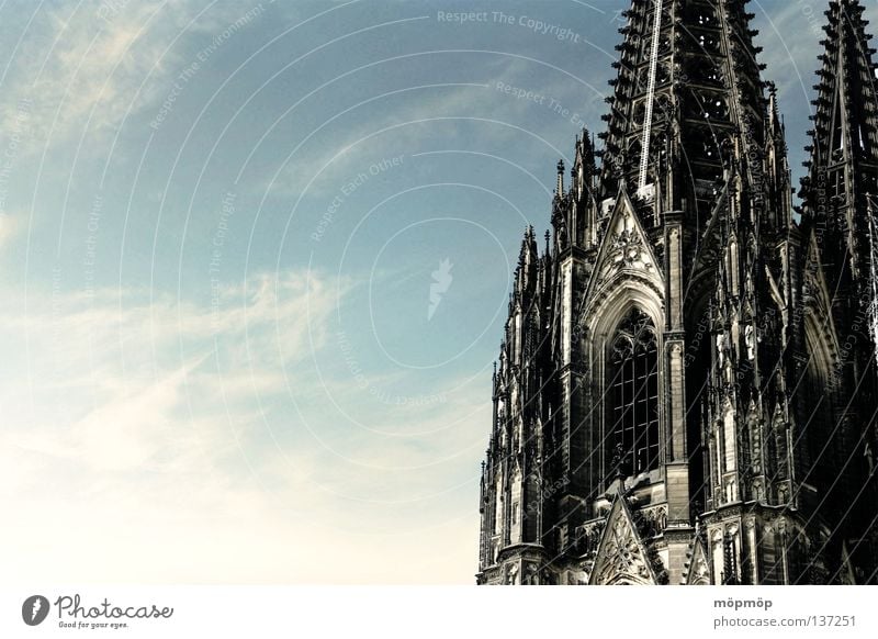 kölner dom Köln Sommer Wolken Verlauf Fenster Meter Rom Katholizismus Himmel Nordrhein-Westfalen Christentum Menschenleer Gotteshäuser Dom Religion & Glaube