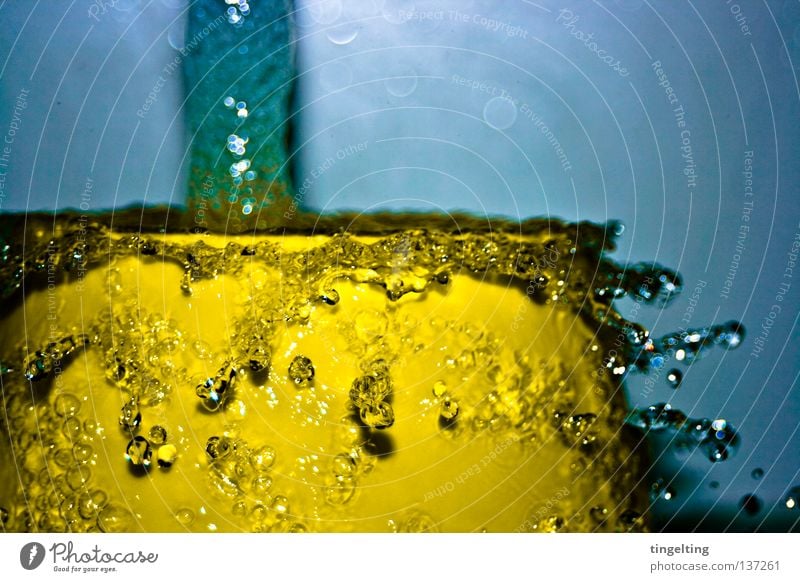 wasserspiele spritzen nass feucht gelb Zitrone frisch abstrakt Kollision fließen Schifffahrt Wasser Wassertropfen blau Bewegung