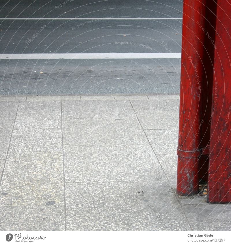 Rot Weiss Bushaltestelle fahren Verkehr Beton hart Asphalt Stahl Eisen Bürgersteig Mittelstreifen Regel rot Graz schwarz weiß gehen Fußgänger wettergeschützt