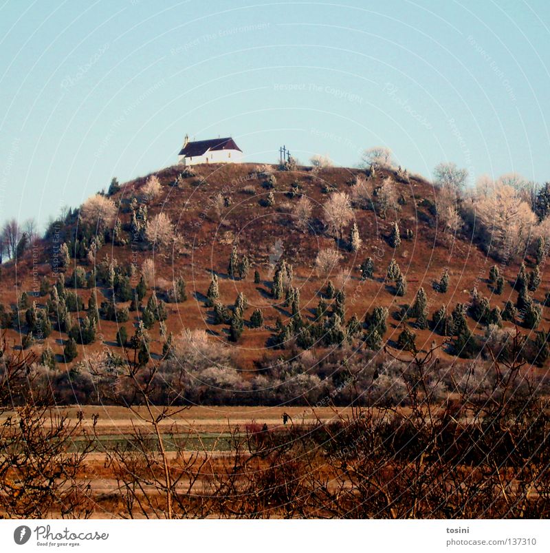 Kapelle Religion & Glaube Kirche Kreuz Christliches Kreuz Landschaft Himmel Baum Berge u. Gebirge Hügel Sträucher Feld Erhebung