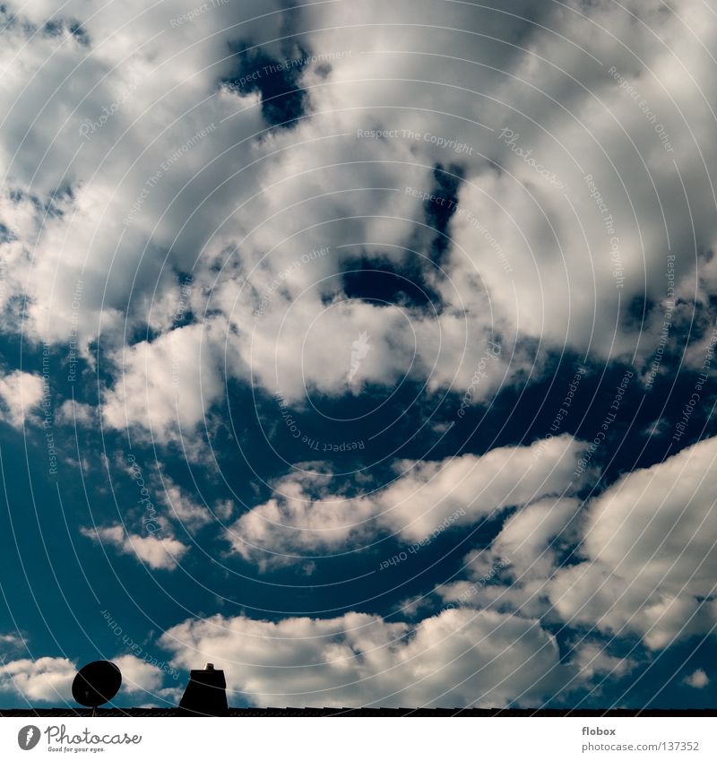 Minimalismus in Reinstform Wolken dunkel Haus Satellitenantenne Dach Parabolantenne Wolkenfeld blau dramatisch Unwetter Schornstein Sonnenlicht Wolkenhimmel
