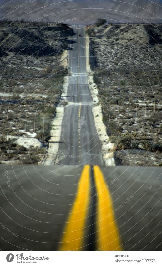 Bergab und danach immer geradeaus lang abwärts gelb Verkehr Mittellinie Amerika Arizona USA Wüste Straße Wege & Pfade Linie Berge u. Gebirge Perspektive