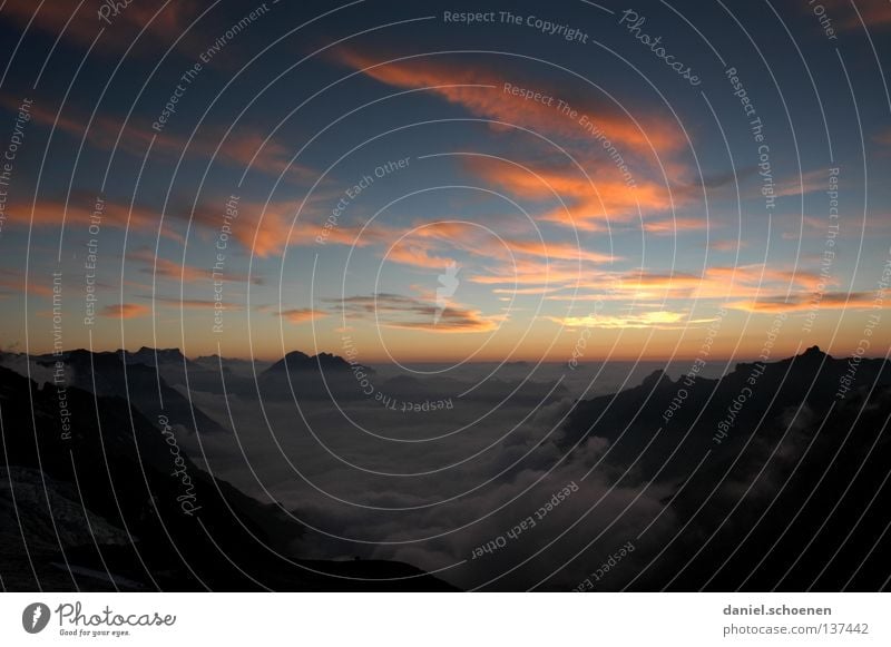 Sonnenuntergang 2 Cirrus Licht Schweiz Berner Oberland wandern Bergsteigen Freizeit & Hobby Ausdauer Wolken Hochgebirge Sauberkeit Luft rot gelb kalt