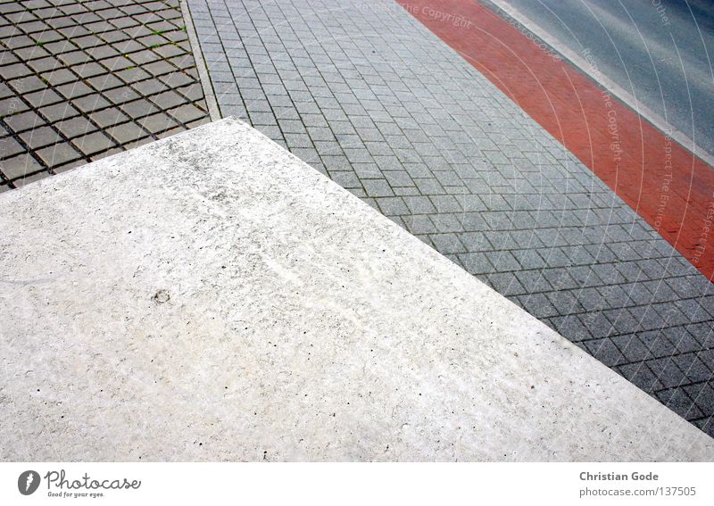 Geometrie der Strasse fahren Verkehr Beton hart Stadt Asphalt Bürgersteig Mittelstreifen Regel rot Graz schwarz weiß gehen Fußgänger Bushaltestelle