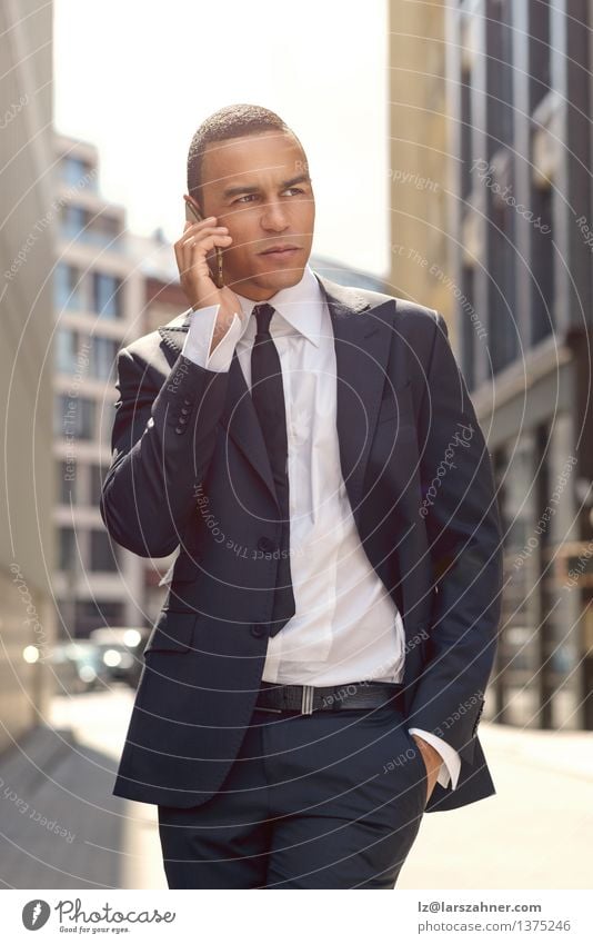 Junger Geschäftsmann, der am Telefon in der Straße spricht Lifestyle Stil ruhig Erfolg Business sprechen PDA Technik & Technologie Mann Erwachsene Stadt Mode