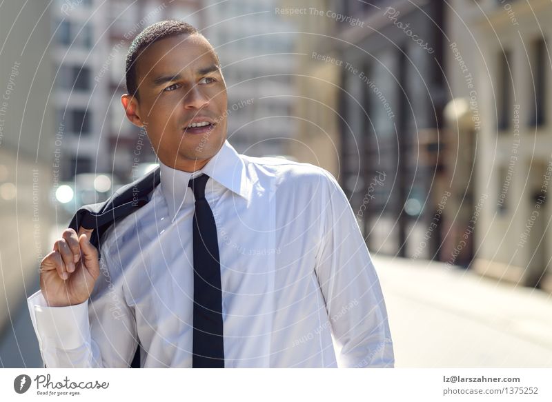 Gutaussehender Geschäftsmann auf einer städtischen Straße Stil Gesicht Sommer Erfolg Büro Business Mann Erwachsene Wärme Mode Hemd Jacke Krawatte stehen modern