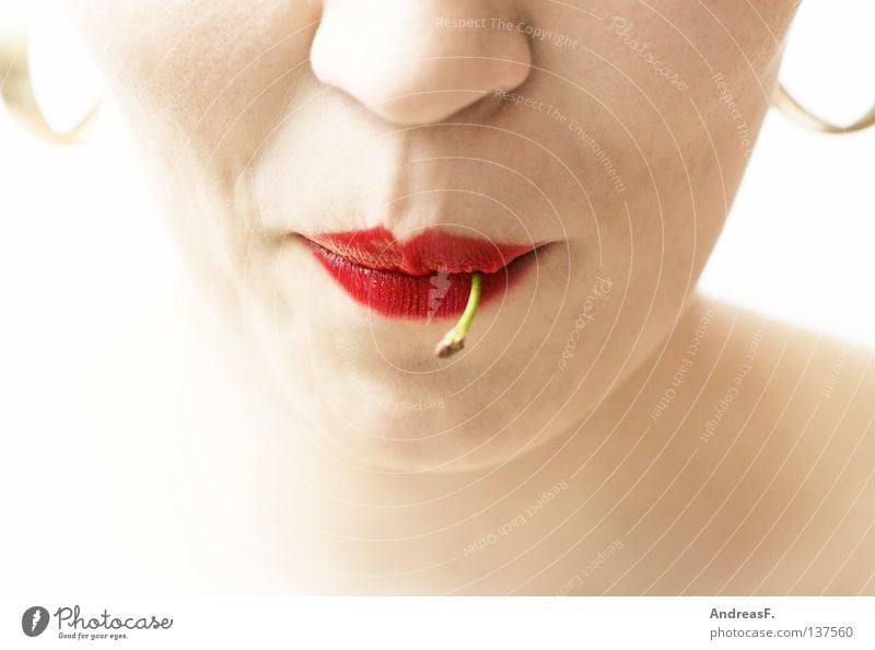 Kirschmund Kirsche Lippen rot fruchtig Kinn Licht Vitamin Sommer Erfrischung lutschen Frau Lippenstift süß Gesundheit Gesunde Ernährung Kosmetik Schminke