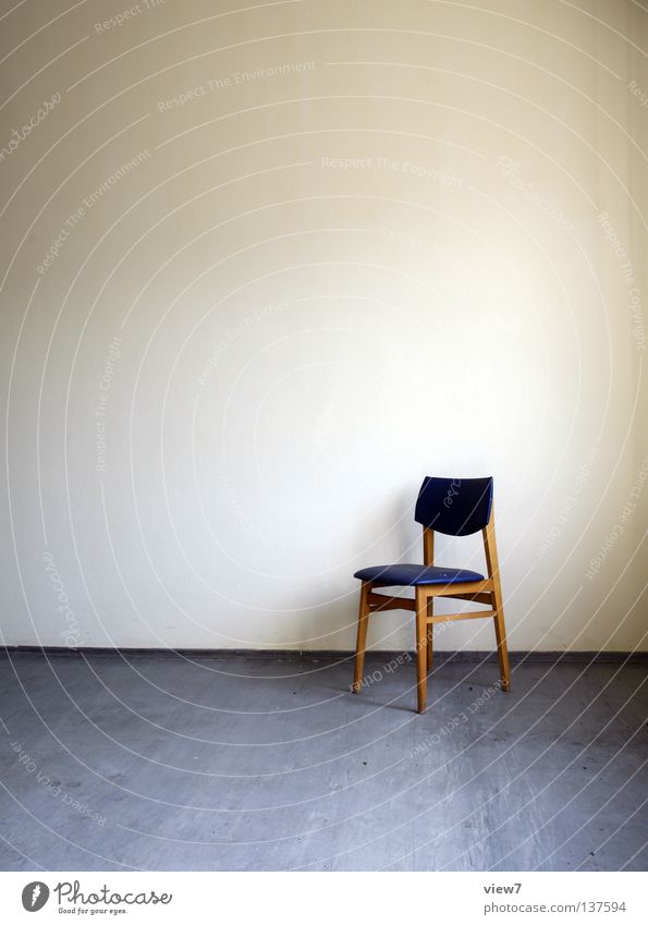 Einsamkeit Wand Putz leer Platz Linoleum grau Holz sehr wenige Sitzgelegenheit Kunstleder Stuhl Möbel Raum Wohnzimmer schön Bodenbelag Stuhllehne frei blau