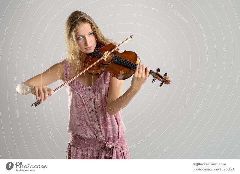 Hübscher junger Violinist, der die Violine spielt Spielen Musik Studium Mädchen Frau Erwachsene Jugendliche Kunst Kultur Konzert Musiker Geige stehen Künstler