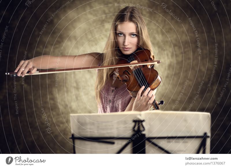 Hübscher junger Violinist, der die Violine spielt Gesicht Spielen Musik Studium Mädchen Frau Erwachsene Jugendliche Kunst Kultur Konzert Musiker Geige stehen