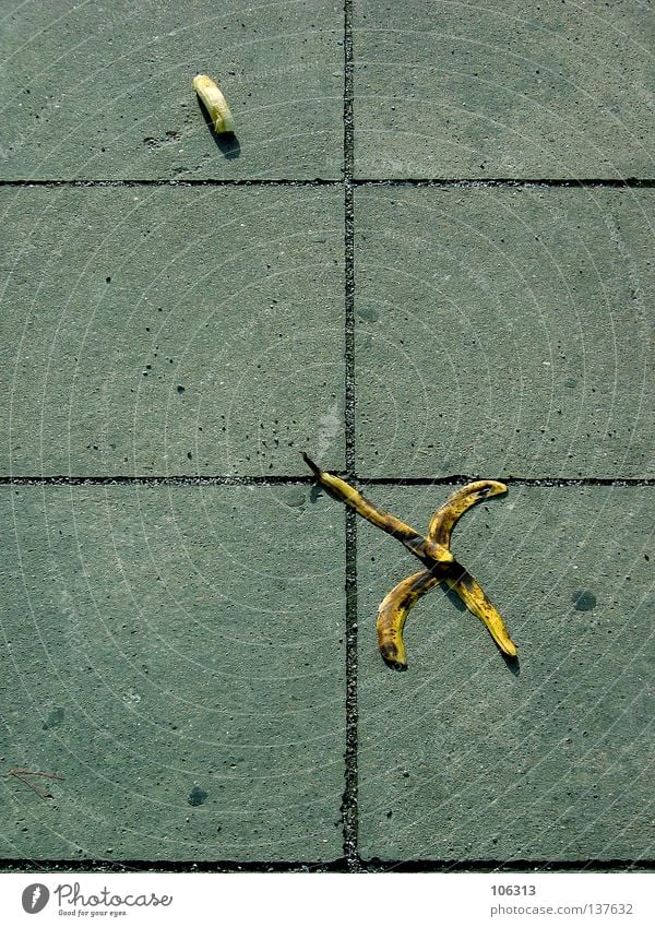 PERSPEKTIVENWECHSEL Banane laufen Flucht 4 Müll Steinplatten Ernährung braun gelb Mantel losgelöst entkommen gehen krabbeln Symbole & Metaphern