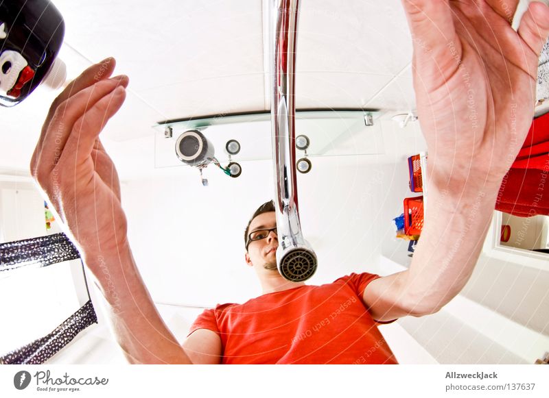 Morgens im Bad Waschhaus Waschbecken Wasserhahn Reinigen Froschperspektive Seife Mann außergewöhnlich weiß rein Sauberkeit Geschirrspülen Fischauge Waschen