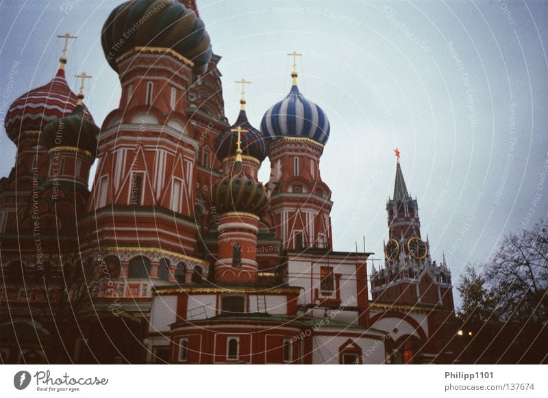 Basilius-Kathedrale und Erlöserturm Roter Platz Moskau Orthodoxie Wahrzeichen Denkmal Gotteshäuser Red Square Moscow Russia Russland Saint Basil's Cathedral