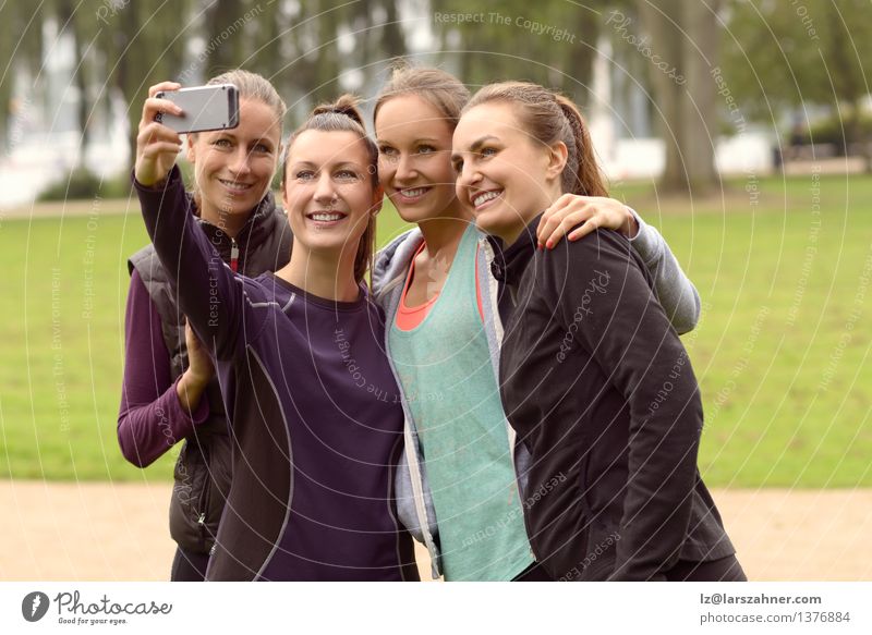 Glückliche Frauen, die Selfie nach Übung im Freien nehmen Freizeit & Hobby Sommer Sport Telefon PDA Fotokamera Technik & Technologie Erwachsene Freundschaft