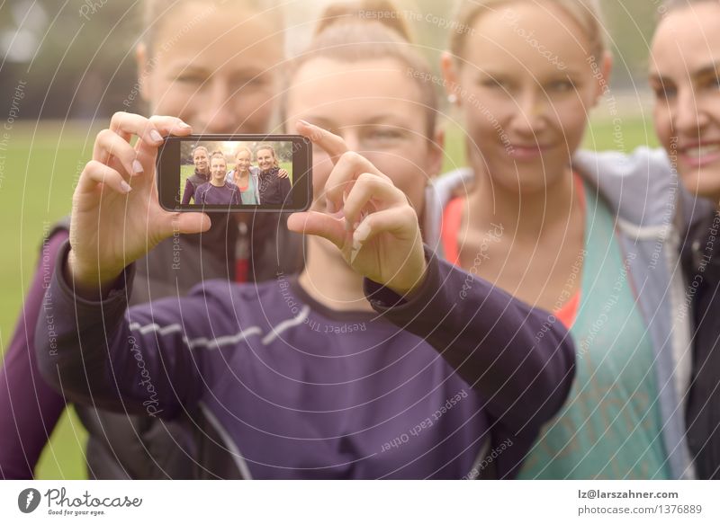 Glückliche Frauen, die Selfie nach Übung im Freien nehmen Freizeit & Hobby Sommer Sport Telefon PDA Fotokamera Technik & Technologie Erwachsene Freundschaft