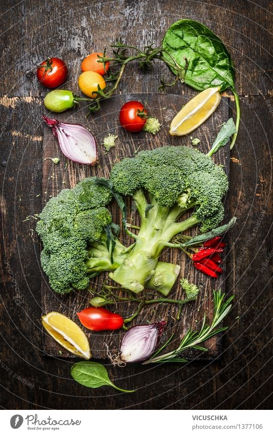 Frischer Brokkoli und Gemüse Zutaten fürs Kochen Lebensmittel Salat Salatbeilage Kräuter & Gewürze Ernährung Bioprodukte Vegetarische Ernährung Diät