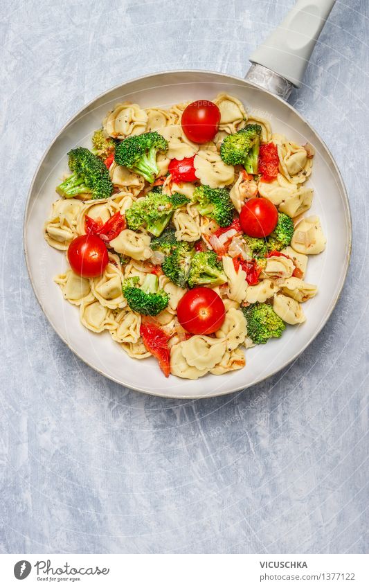 Tortellini mit Tomaten und Gemüse-Sauce Lebensmittel Teigwaren Backwaren Ernährung Mittagessen Büffet Brunch Festessen Bioprodukte Vegetarische Ernährung Diät