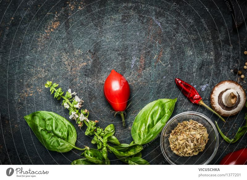Basilikum und Tomaten auf rustikalem Hintergrund Lebensmittel Gemüse Kräuter & Gewürze Ernährung Bioprodukte Vegetarische Ernährung Diät Stil Gesunde Ernährung