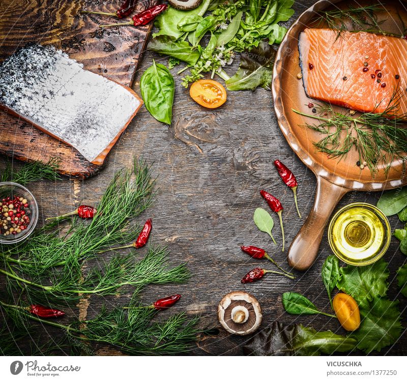 Frisches Lachsfilet mit Zutaten für schmackhafte Küche Lebensmittel Fisch Gemüse Kräuter & Gewürze Öl Ernährung Mittagessen Abendessen Festessen Bioprodukte