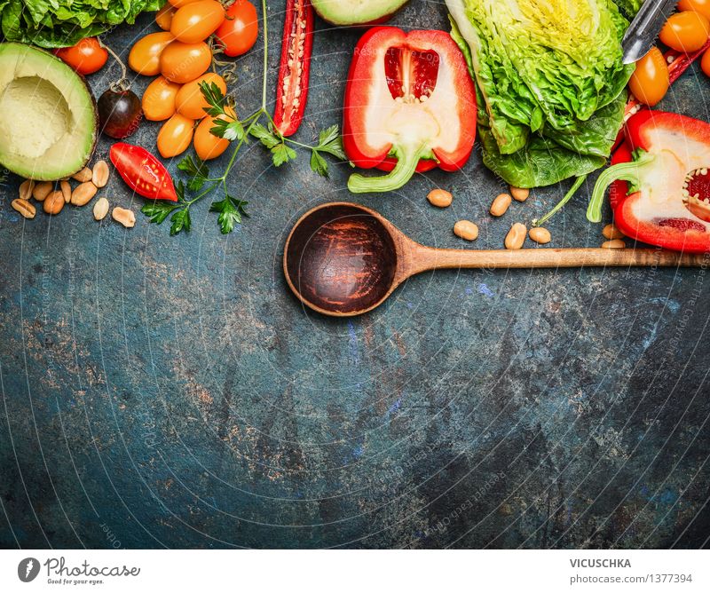 Bunte Bio-Gemüse mit Kochlöffel Lebensmittel Salat Salatbeilage Kräuter & Gewürze Ernährung Mittagessen Abendessen Bioprodukte Vegetarische Ernährung Diät