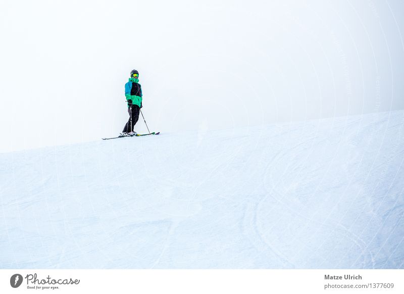 Skier between heaven and earth Freizeit & Hobby Abenteuer Winter Schnee Winterurlaub Berge u. Gebirge Sport Wintersport Sportler Free-Ski maskulin Junger Mann