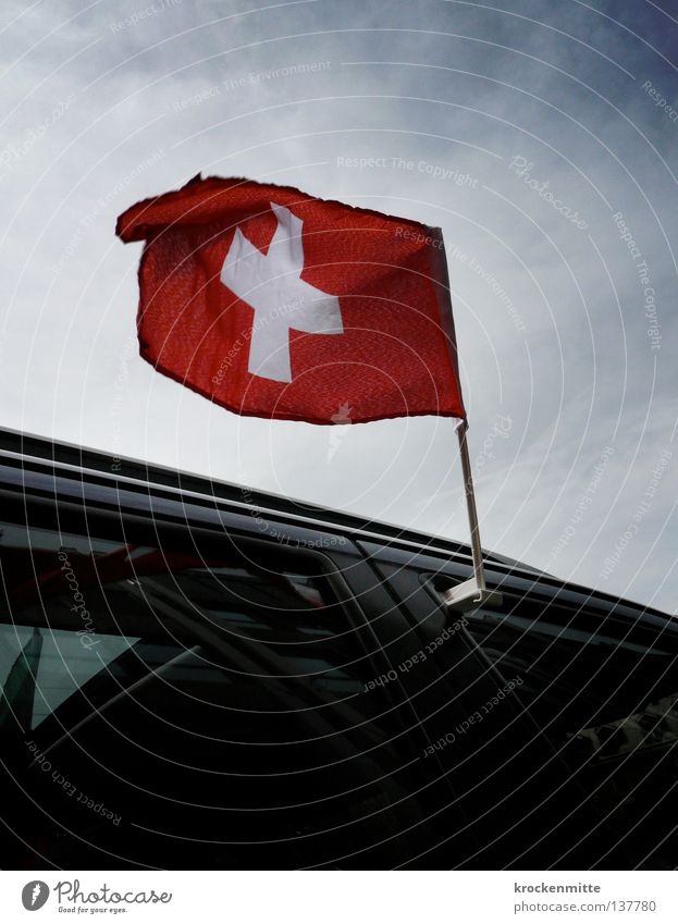 Hopp Schwiiz! | Allez la Suisse! | Forza Svizzera! Himmel PKW Fahne rot weiß Stolz Schweiz Eidgenosse flattern Patriotismus wehen schweizer fahne patriot