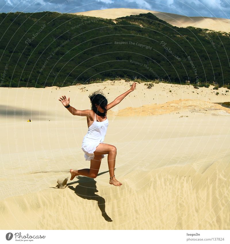 Jump! Farbfoto Außenaufnahme Textfreiraum oben Tag Licht Sonnenlicht Zentralperspektive Freude Spielen Abenteuer Freiheit Sommer Strand feminin Junge Frau