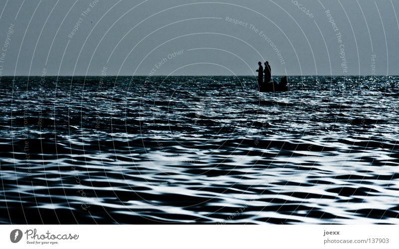 Drei Mann in einem Boot driften Angeln Arbeit & Erwerbstätigkeit Wasserfahrzeug eng Fischer Fischerboot hart Horizont klein Meer Morgen ruhig See