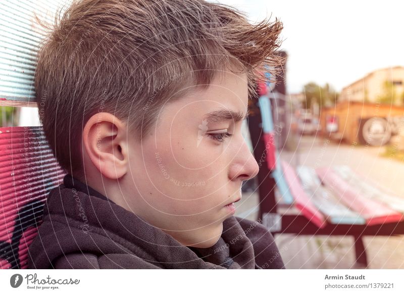 Porträt eines traurigen Teenagers, der auf einer Bank sitzt Mensch maskulin Junger Mann Jugendliche Kopf 1 13-18 Jahre Sommer Stadt Haare & Frisuren brünett
