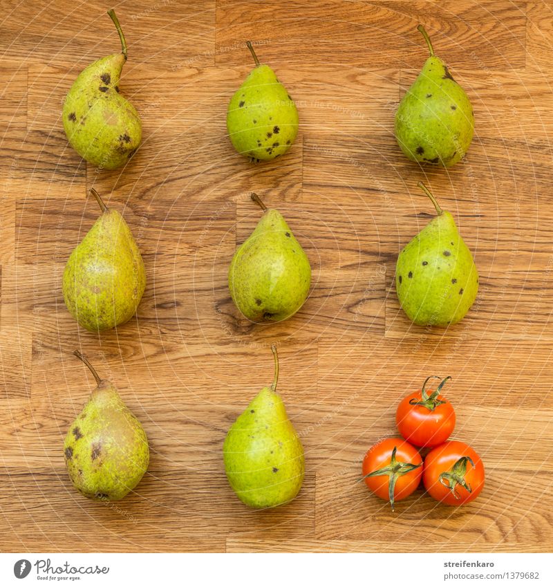 Acht Birnen und drei Tomaten, regelmäßig angeordnet auf einem Holztisch Lebensmittel Gemüse Frucht Ernährung Bioprodukte Vegetarische Ernährung Diät Slowfood