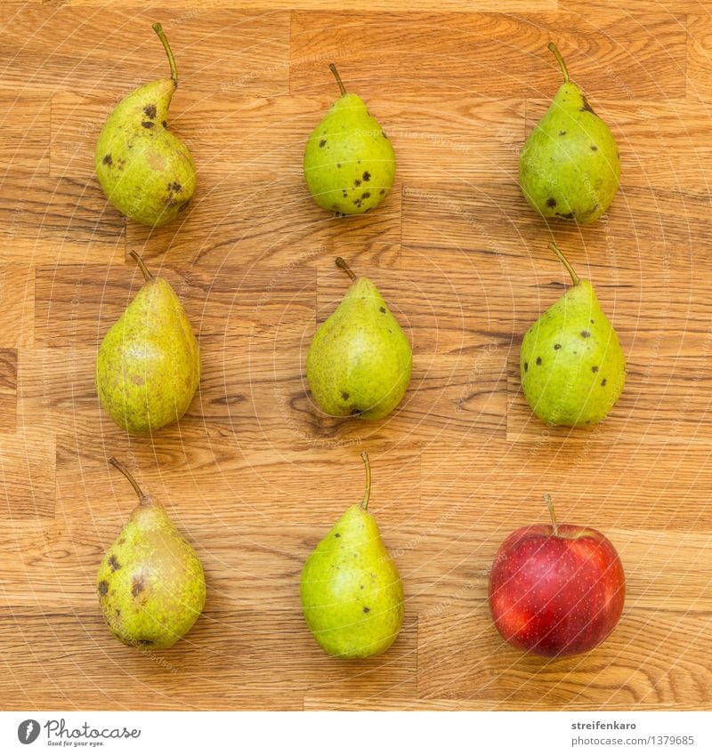 Acht Birnen und ein Apfel, angeordnet auf einem Holztisch Lebensmittel Frucht Ernährung Essen Bioprodukte Vegetarische Ernährung Diät Fastfood Gesundheit