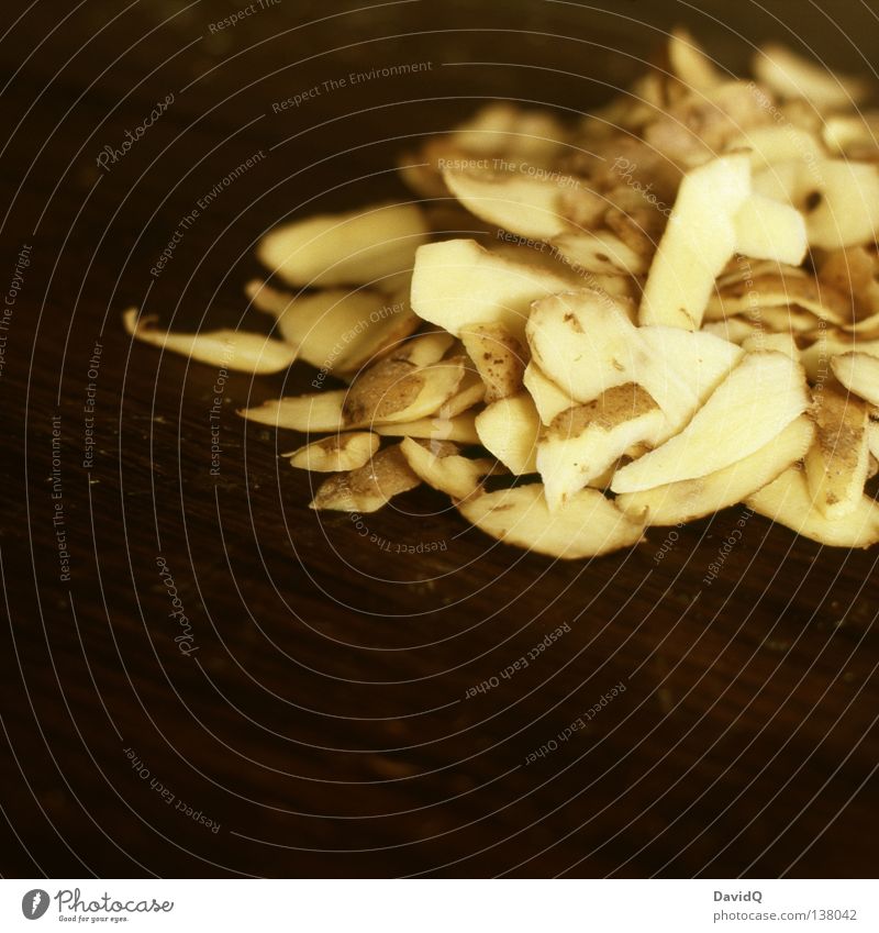 Kartoffelstrip Kartoffelschale häuten geschnitten Mahlzeit Mittag Imbiss Beilage Rest Müll Biomüll Kompost Ernährung Kohlenhydrate Gastronomie Kartoffeln