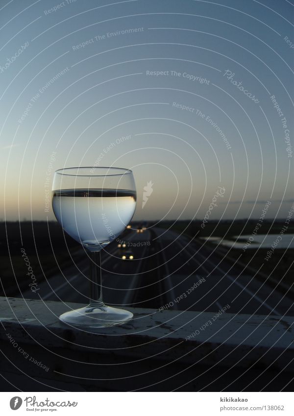 Weinweg.weit weg. Weinbau Autobahn Weißwein Weinglas Geschwindigkeit Sonnenaufgang Sonnenuntergang Ferne himmelblau Reflexion & Spiegelung genießen Ernährung