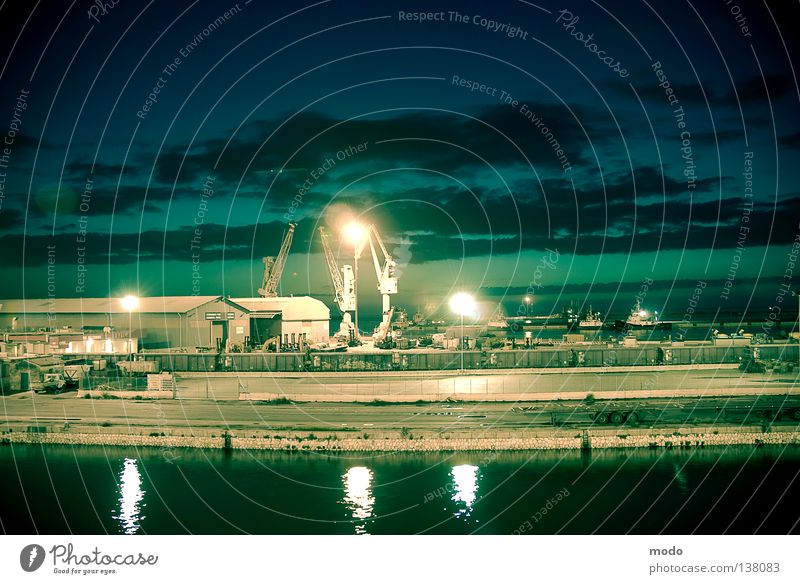 Nachtschicht Licht Kran Meer Wellen Anlegestelle Mauer Wolken Reflexion & Spiegelung Lampe Sardinien Fähre Hafen Industriefotografie Lagerhalle Wasser blau
