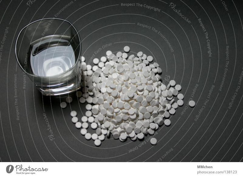 Zu Risiken und Nebenwirkungen.... Tablette Überdosis Medikament Reaktionen u. Effekte Apotheker Abhängigkeit Rauschmittel Gesundheit Trauer Verzweiflung Dosis